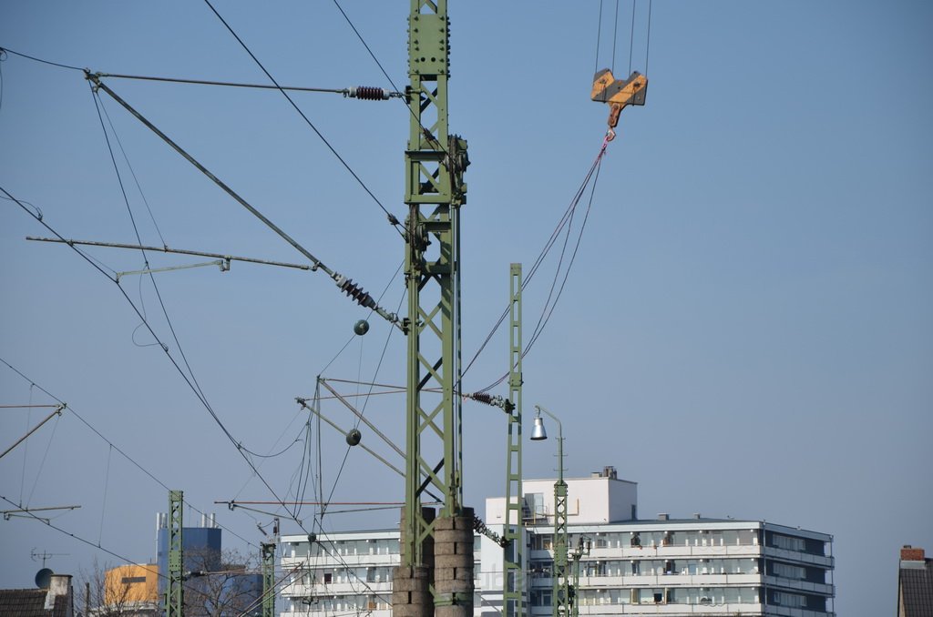 Einsatz BF Koeln Kran beruehrt Oberleitung DB Koeln Gremberg Taunusstr P027.JPG